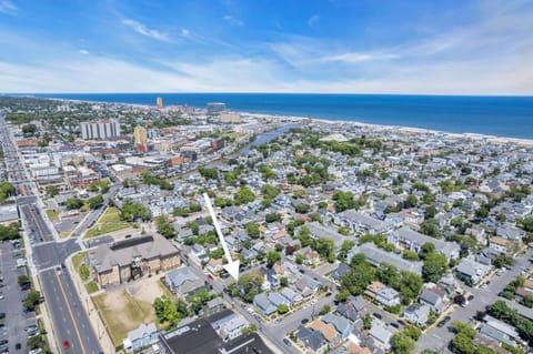 Property building, Nearby landmark, Day, Neighbourhood, Bird's eye view, City view