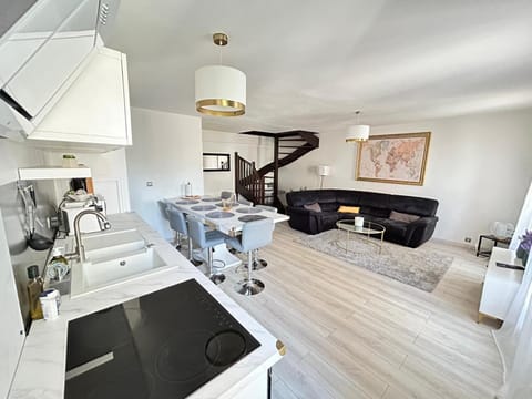 TV and multimedia, Kitchen or kitchenette, Living room, Seating area, Dining area