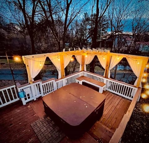 Hawksbill Home~Hot Tub~Dog Friendly~Modern~Water Front Porch Maison in Luray