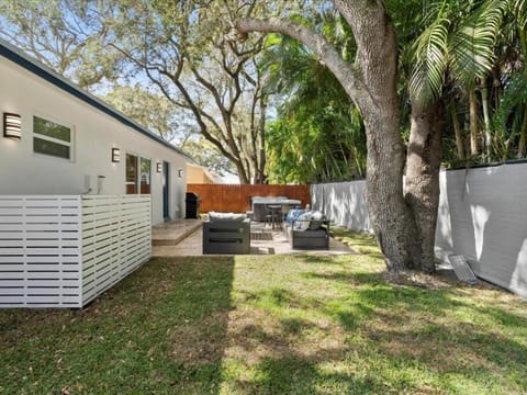 New 3 Bedroom Home With Hot Tub Haus in Dania Beach