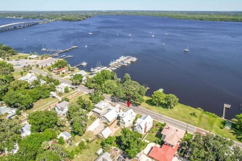 Pet friendly water front home in Palatka South Historic District with private dock that sleeps 8 House in Palatka