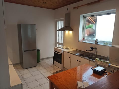 Kitchen or kitchenette, dishwasher, pet friendly, stove