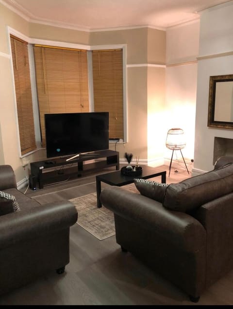 TV and multimedia, Living room, Seating area, Evening entertainment