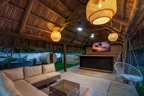 Bali Inspired home with Heated Pool, Sauna and Hot Tub! Close to Beach and Atlantic Ave Appartement in Delray Beach
