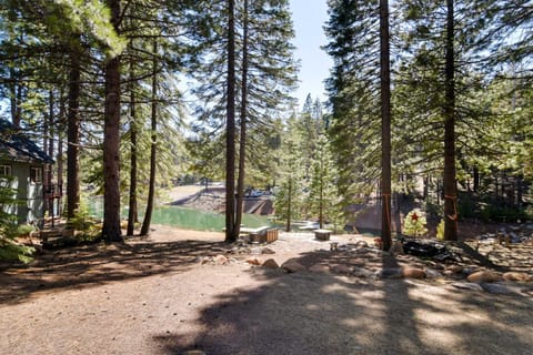 Tranquil Lake Almanor Getaway with Dock Access! Casa in Lake Almanor