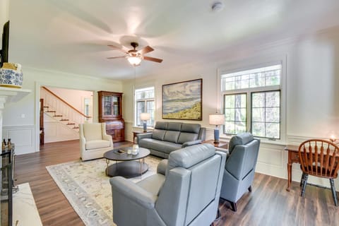 Stunning Clayton Tudor Home - Close to Downtown! Haus in Clayton