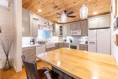 Creekside Quarters - Modern Farmhouse with Deep Creek your Backyard Oasis House in Swain County