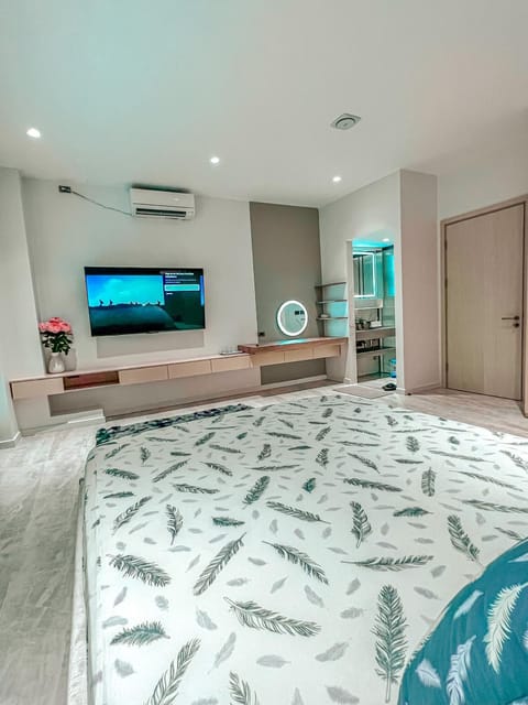 Bed, TV and multimedia, Seating area, Bedroom