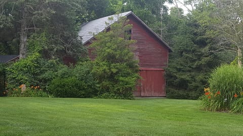 Hummingbird Inn Bed and Breakfast in Goshen