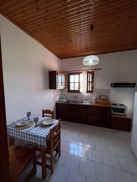 Kitchen or kitchenette, Food and drinks, Dining area, Food, pet friendly, stove
