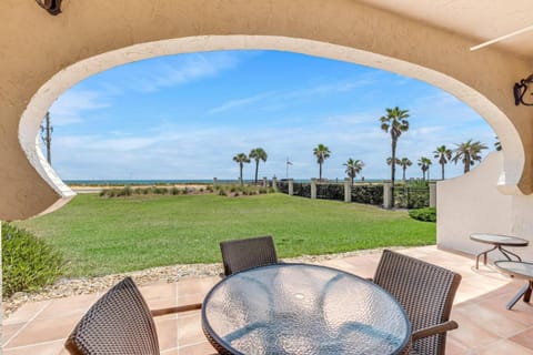 Oceanside Luxury Condo - Ocean View - Pool - Intracoastal Access Haus in Beverly Beach