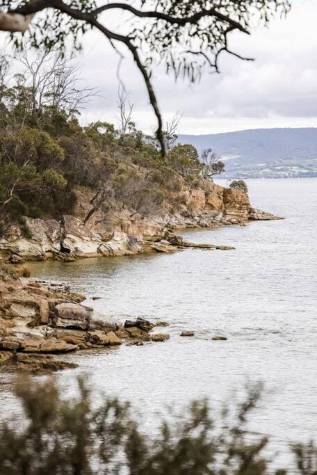 Island Home in Killora Bay House in Tasmania