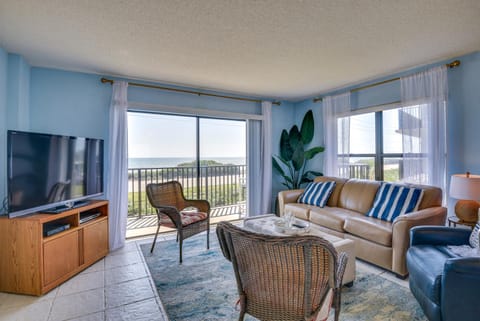 Ormond Beach Ocean-View Condo with Private Balcony! Condominio in Ormond By The Sea