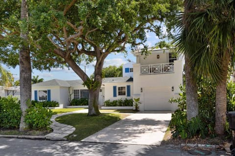 Property building, Day, Garden, Street view, Street view, Quiet street view