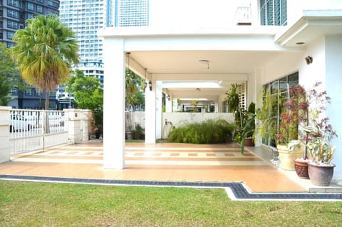 Property building, Facade/entrance, Garden, Garden view