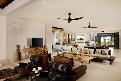 Communal lounge/ TV room, TV and multimedia, Living room, Seating area, fireplace