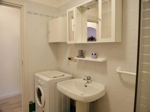 Bathroom, washing machine