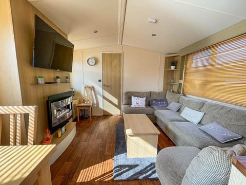 Brilliant 8 Berth Caravan With Decking At Haven Caister Beach Ref 30055p Terrain de camping /
station de camping-car in Caister-on-Sea