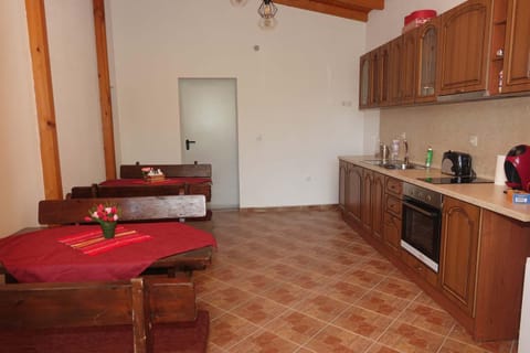 Kitchen or kitchenette, Dining area, minibar, oven, pet friendly, stove, toaster