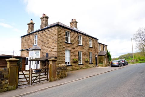 Property building, Day, Neighbourhood, Street view, Location