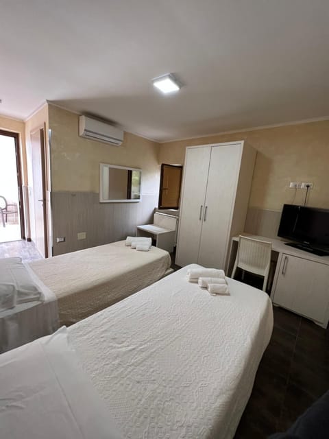 Bed, TV and multimedia, Bedroom