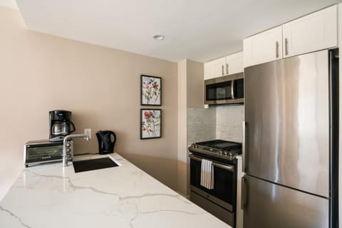 Gorgeous 2 BR in NYC with Elevator Condo in Midtown