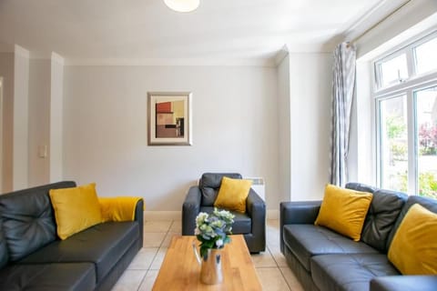 83 - Superb Townhouse by Shortstays House in Galway