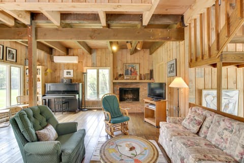 Serene Salisbury Rental Home on 26 Acres with Deck! Haus in Falls Village
