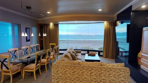 5 Bedroom Beachfront Masterpiece Maison in Sunset Beach