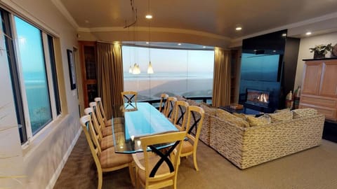5 Bedroom Beachfront Masterpiece Maison in Sunset Beach