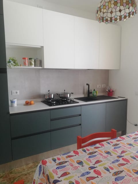 Kitchen or kitchenette, minibar