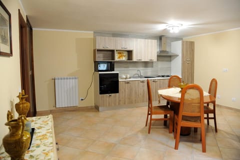 Kitchen or kitchenette, Dining area, minibar, pet friendly, stove