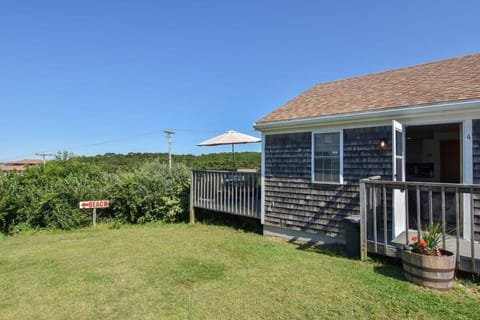 12218 - Beautiful Views of Cape Cod Bay Access to Private Beach Easy Access to P-Town Casa in North Truro