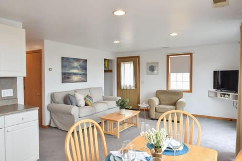12218 - Beautiful Views of Cape Cod Bay Access to Private Beach Easy Access to P-Town Maison in North Truro