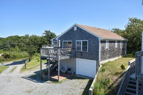 12216 - Beautiful Views of Cape Cod Bay Access to Private Beach Easy Access to P-Town Casa in North Truro
