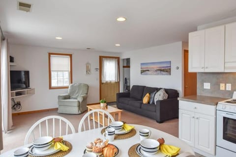 12215 - Beautiful Views of Cape Cod Bay Access to Private Beach Easy Access to P-Town Haus in North Truro