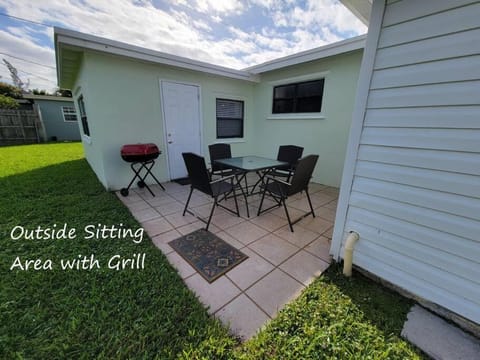 Beautiful 3 bedroom house 5 mins from the Beach! Haus in Riviera Beach