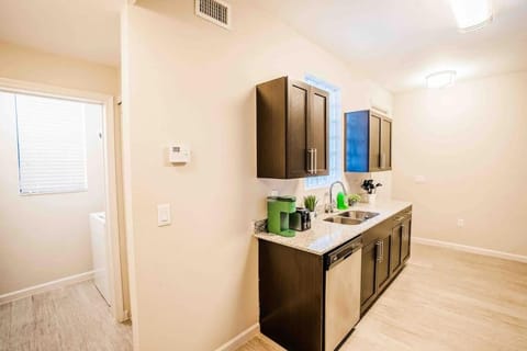 Relaxed King bed with Full kitchen & Pool #1614 Condo in Fort Myers
