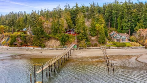 Quiet, private & peaceful beach house House in Camano Island