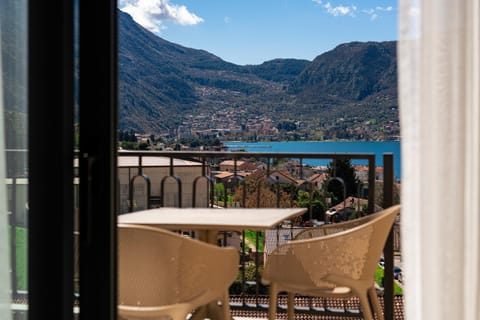 Nearby landmark, Day, Natural landscape, View (from property/room), Balcony/Terrace, Seating area