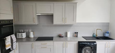 Coffee/tea facilities, Kitchen or kitchenette, stove, toaster, washing machine