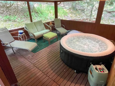 Modern Cabin With Hot Tub Grill Lake Beach Wineries Hiking Fishing And Hershey Park Family And Pet Friendly Superhosts On AB&B Casa in Mount Gretna