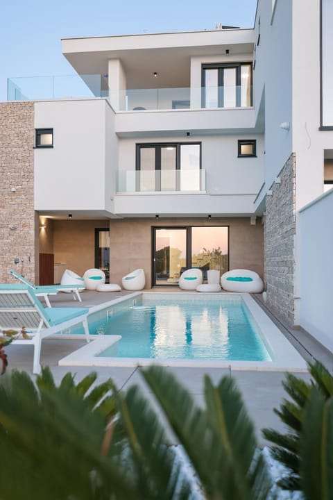 Property building, Patio, Day, Balcony/Terrace, Pool view, Swimming pool