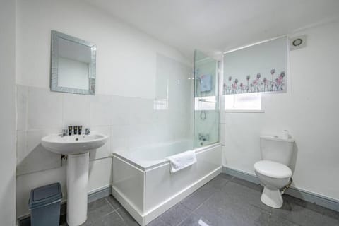 *2a* ground floor house setup for your most amazing & relaxed stay + Free Parking + Free Fast WiFi House in Leeds