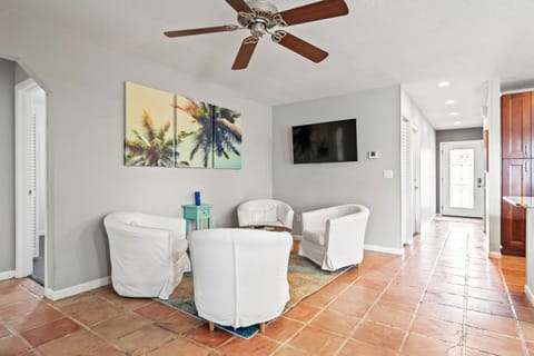 Royal Retreat w/ Pool, Grill & Playground! Casa in Royal Palm Beach