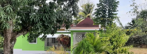 Quiet Cottage in Residential Area Location de vacances in Montego Bay