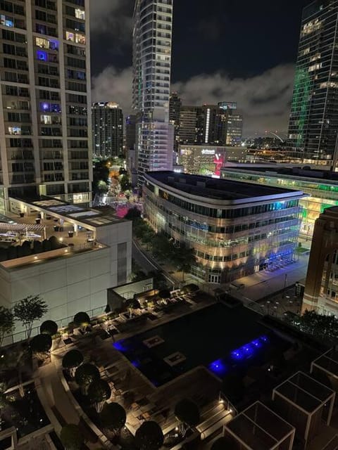 Balcony/Terrace, City view, Pool view