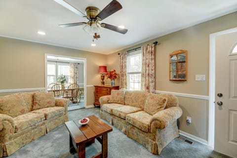 Charming New Bern Cottage with Grill and Fire Pit! House in New Bern