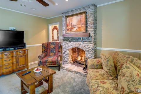 Charming New Bern Cottage with Grill and Fire Pit! House in New Bern