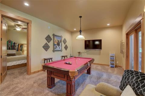 Luxurious 6BDR Getaway with Hot Tub and Mountain Views House in Blue River